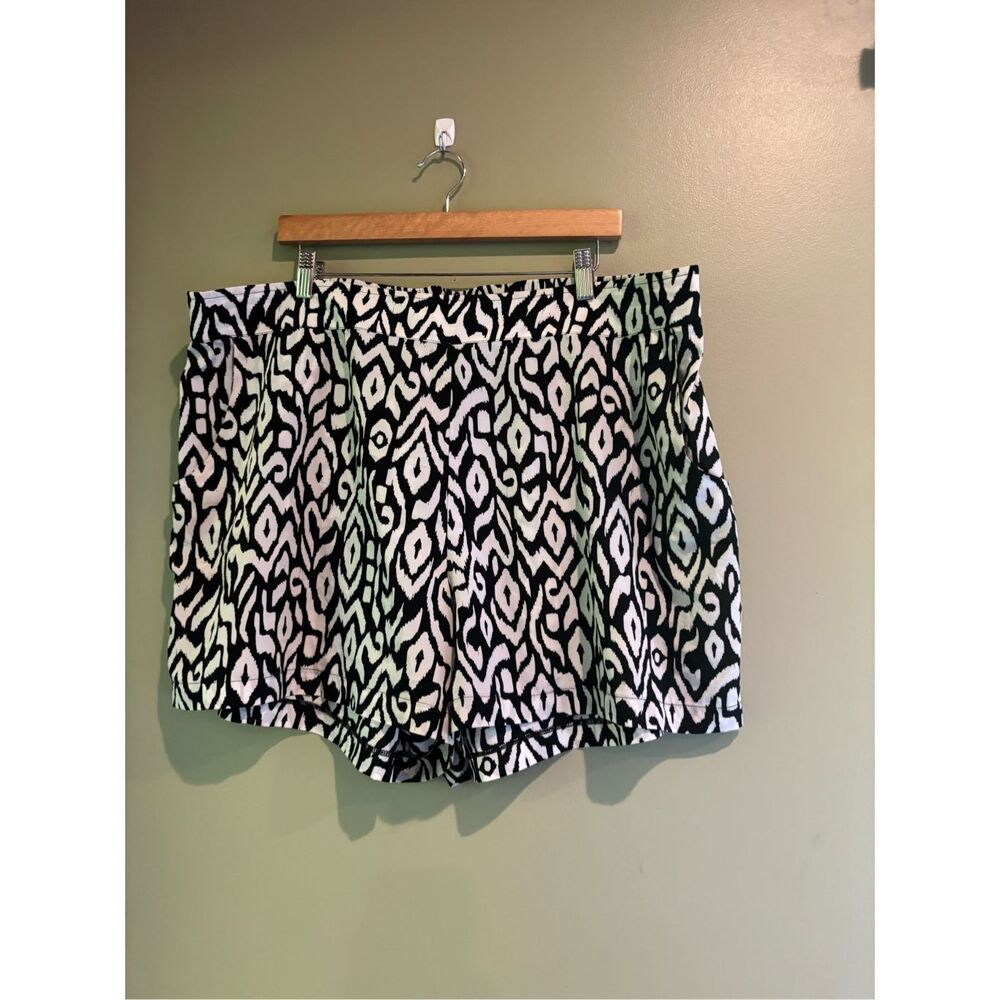 Torrid 3X elastic pull on waist patterned lightweight shorts w/side pockets